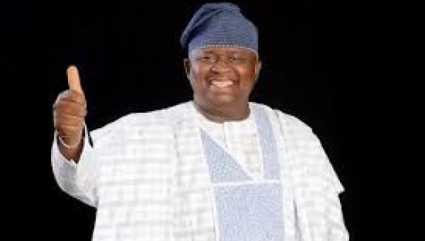 Sen.Adeola pledges full implementation of constituency projects